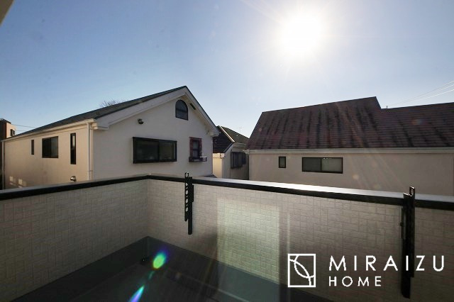 【その他】 | 3口コンロ付きなので、お料理がすごくはかどります。煮込み料理をしながら、焼き物や汁物などをパパパッとお料理可能です。コンロの数が多いことで時短料理も可能になるのが嬉しいですね。
