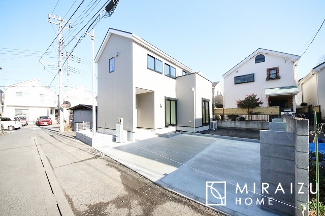 【外観】 | 青く澄み渡った綺麗な空と、陽の光をたっぷりと受ける、そんな新築住宅で新生活をスタートしてみませんか？見学・ご相談等、ミライズホーム(株)までお気軽にご連絡下さい。