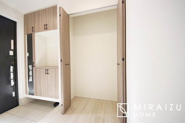 【その他】 | 来客時にカラー画像で確認が出来るので安心。夜間でもLEDライトでくっきりと映ります。また画像のみの対応も出来る為、こちら側の声は聞こえず様子を見てからインターホン対応も可能で安心ですね。