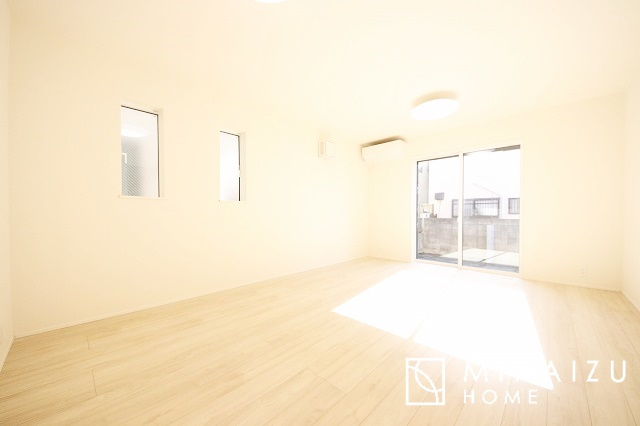 【前面道路含む現地写真】 | 青く澄み渡った綺麗な空と、陽の光をたっぷりと受ける、そんな新築住宅で新生活をスタートしてみませんか？見学・ご相談等、ミライズホーム(株)までお気軽にご連絡下さい♪