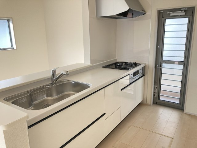 リーブルガーデンS富岡市下高瀬第１　9号棟のキッチン|人気のカウンターキッチン採用です☆
コンロも３口ご用意しています！調理スペースも広くストレスなくお料理できます。
浄水器つきなので美味しいお水も飲めますよ♪