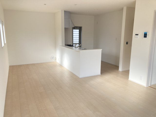 リーブルガーデンS富岡市下高瀬第１　9号棟の居間・リビング|人気の対面式キッチンを配した空間はお好みの家具も合わせやすく、家族がくつろぐ快適な空間造りをサポート。窓からは明るい陽光が差し込みます。