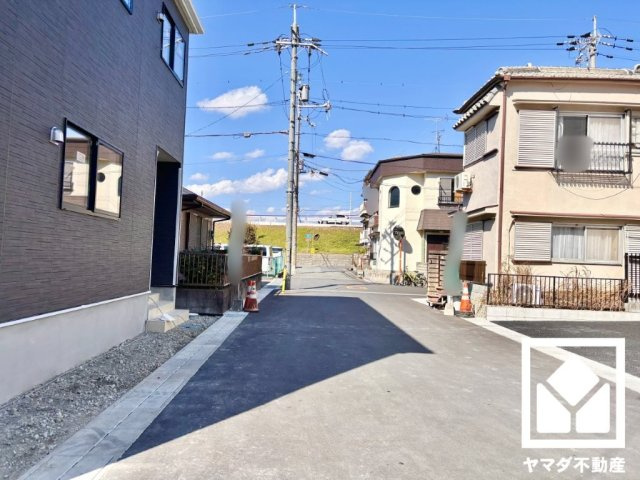 八幡市橋本尻江　第1　6号棟の前面道路含む現地写真
