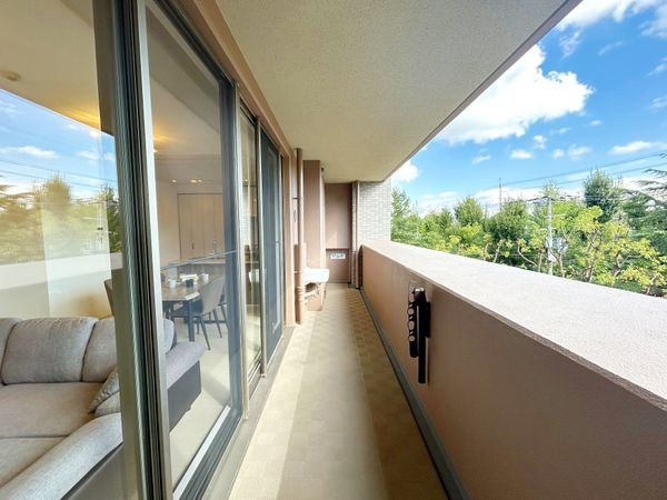 クレアヒルズ千里津雲台のバルコニー|バルコニーからの眺めを楽しみながら食事をしませんか