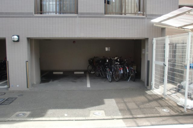 横浜市南区日枝町３丁目の駐車場の駐車場