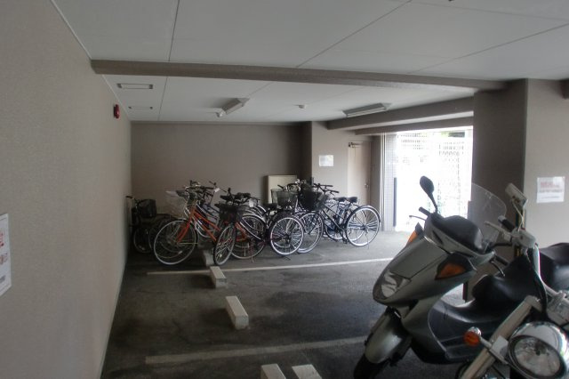 横浜市南区日枝町３丁目の駐車場のロビー