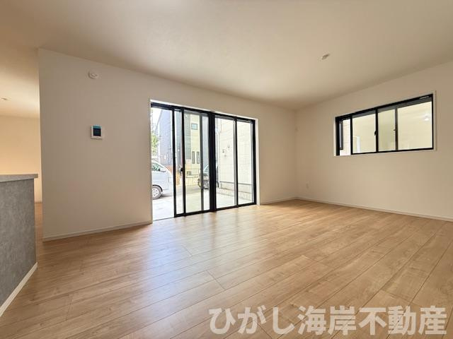 茅ヶ崎市高田1丁目　新築戸建　全４棟の居間・リビング|21.1帖　床暖房付LDK