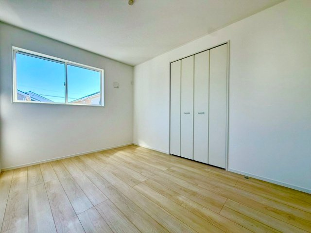 (同仕様写真)フローリング材には、木目、色調など木材特有の風合いがあり、ナチュラルな美しさになっています。