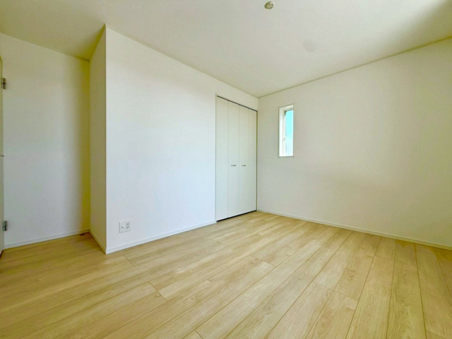 (同仕様写真)鏡の両サイドは、必要なものを取出しやすい棚タイプです。
使いやすいリフトアップ機能付きのシングルレバーシャワー水栓付です。