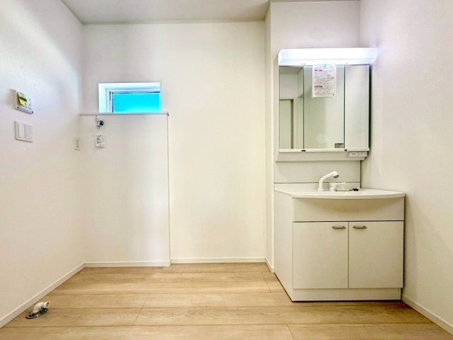 (同仕様写真)進化したフチ形状「スゴフチ」は、汚れてもサッとひとふきでお手入れカンタンです。強力な水流が便器鉢内のすみずみまで回り少ない水でもしっかり洗い流します