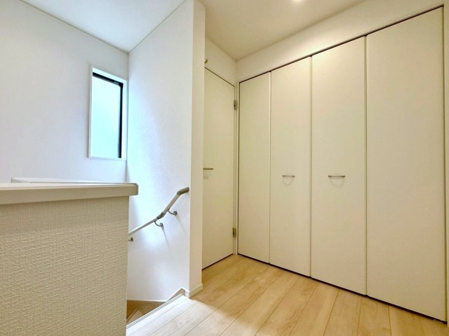 (同仕様写真)フローリング材には、木目、色調など木材特有の風合いがあり、ナチュラルな美しさになっています。