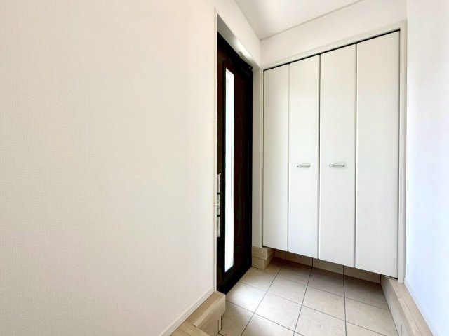 (同仕様写真)玄関には、大型のシューズ収納を設置しています。