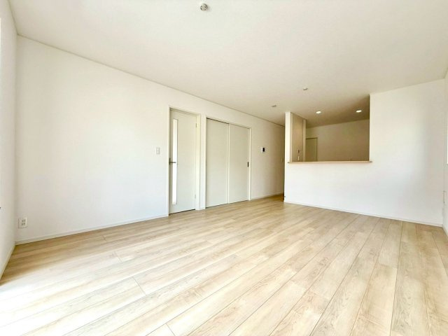 (同仕様写真)フローリング材には、木目、色調など木材特有の風合いがあり、ナチュラルな美しさになっています。