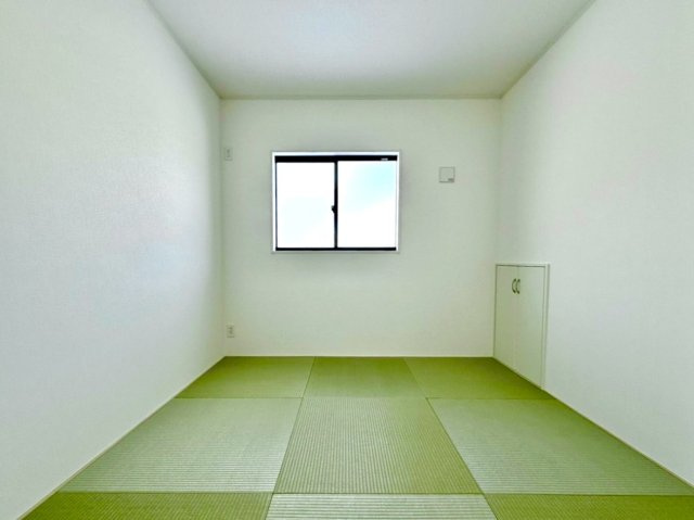 (同仕様写真)フローリング材には、木目、色調など木材特有の風合いがあり、ナチュラルな美しさになっています。