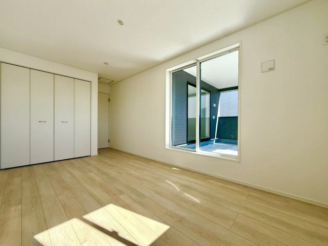 (同仕様写真)フローリング材には、木目、色調など木材特有の風合いがあり、ナチュラルな美しさになっています。