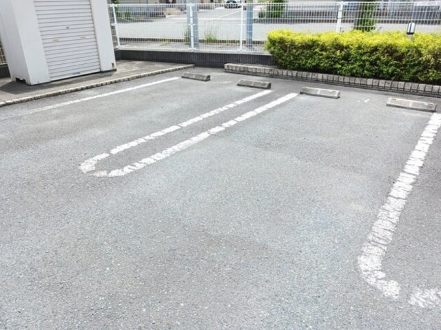 ルナ・エトワールの駐車場