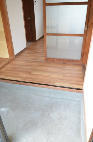 高光アパートの玄関