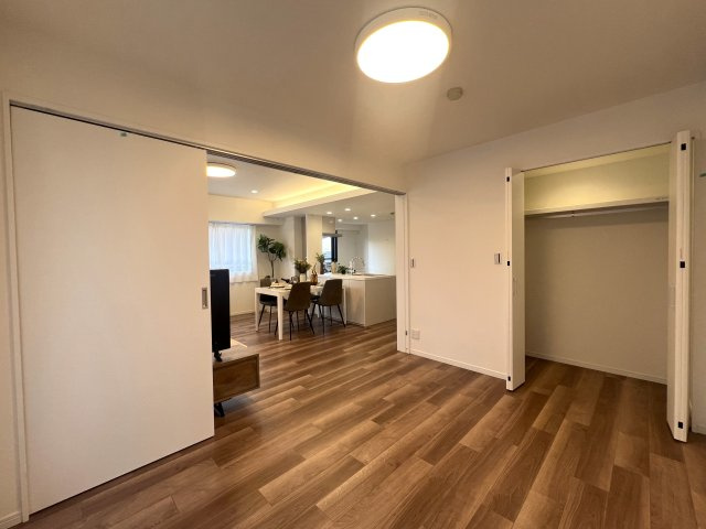 横浜駅までドアtoドア１０分！コスモ星川パークステージの洋室|きれいな洋室です