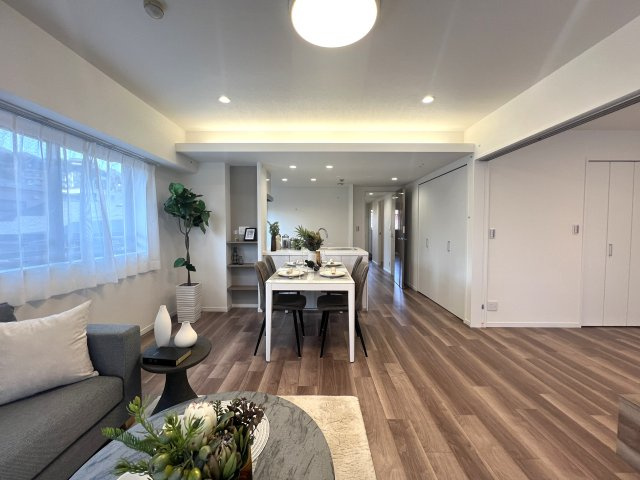 横浜駅までドアtoドア１０分！コスモ星川パークステージの居間・リビング|おしゃれなリビングです