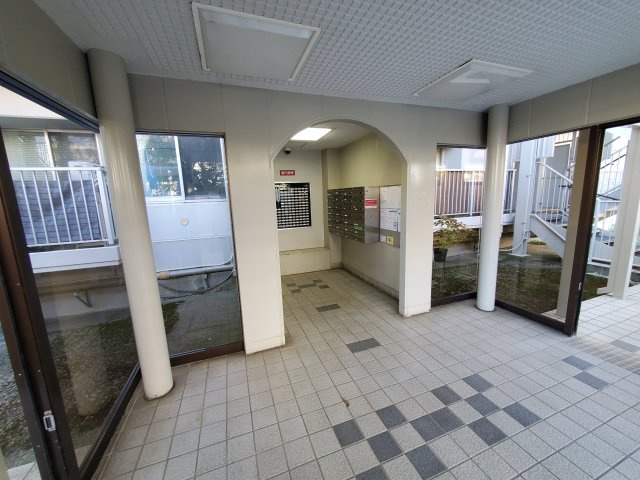 パークフィールドみさと5街区1号館のエントランス|駐輪場があります