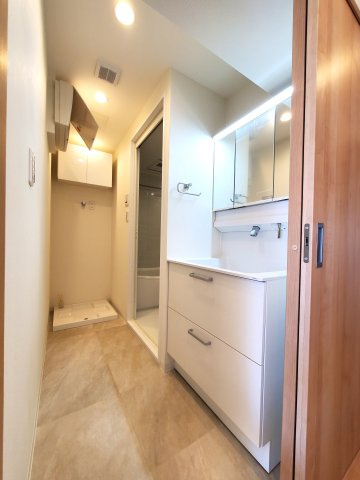 パークフィールドみさと5街区1号館の洗面所|明るい洗面所です