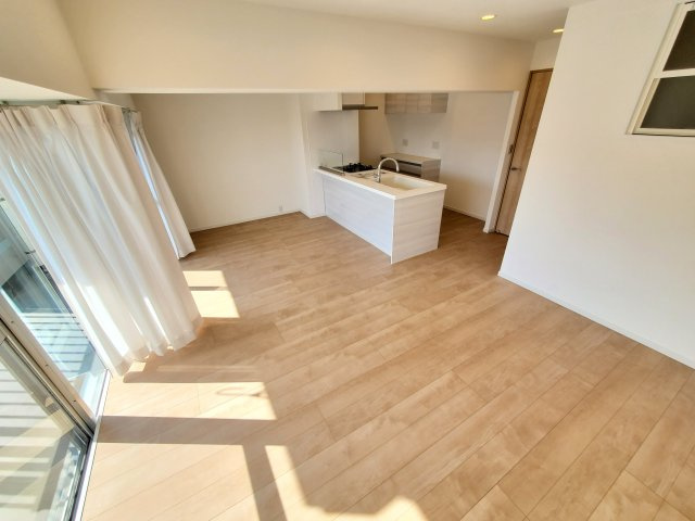 パークフィールドみさと5街区1号館の居間・リビング|柔らかな色合いのフローリングと清潔感の溢れるクロスが明るい空間を創り出しているリビングダイニング