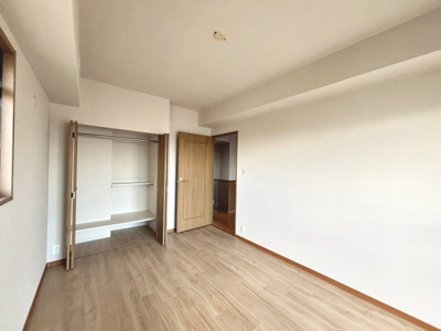 【収納】 | 堺柳之町アーバンコンフォート | クローゼットにはハンガーパイプが付いているので、洋服も綺麗に収納できますね！