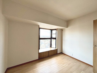 【洋室】 | 堺柳之町アーバンコンフォート | クロス張り替えております！綺麗な壁紙で部屋が明るく見えて気持ちも明るくなりますね♪