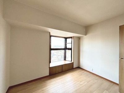 【洋室】 | 堺柳之町アーバンコンフォート | クロス張り替えております！綺麗な壁紙で部屋が明るく見えて気持ちも明るくなりますね♪