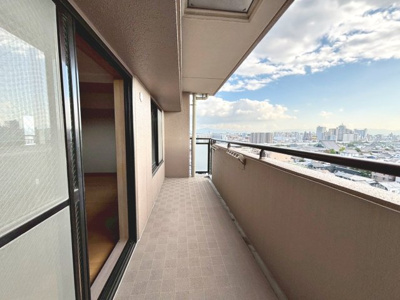 【バルコニー】 | 堺柳之町アーバンコンフォート | ワイドバルコニーですので、洗濯物が干しやすそうですよ！３面バルコニーですので、ガーデニングなども楽しめそうです♪