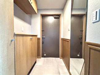 【玄関】 | 堺柳之町アーバンコンフォート | 玄関にシューズボックスありますよ！玄関周りもスッキリ片付きますね♪姿見もあるので、お出かけ前の身だしなみチェックも出来ますね♪