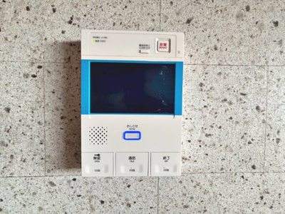 【防犯設備】 | 堺柳之町アーバンコンフォート | ＴＶモニター付きインターホンですので、突然の来客時にも外の様子が確認できて安心です♪