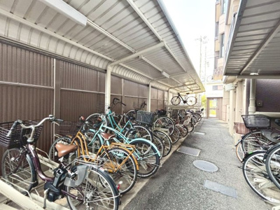 【駐輪場】 | 堺柳之町アーバンコンフォート | 駐輪場に屋根があるので、雨の日に自転車が濡れにくく嬉しいですね♪