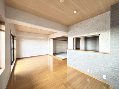 【居間・リビング】 | 堺柳之町アーバンコンフォート | １１階部分ですので、風通しが良く景色が綺麗ですよ♪開放的な気持ちになりますね！