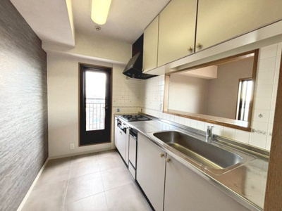 【キッチン】 | 堺柳之町アーバンコンフォート | ママの憧れカウンターキッチンですので、家族と会話しながら楽しくお料理できますね♪キッチンに勝手口ございます！生ごみなどを一時的に外に置いておけるので、匂いが気になりませんね！