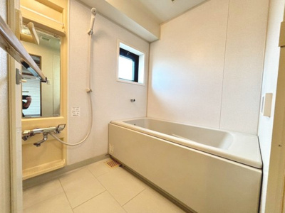 【浴室】 | 堺柳之町アーバンコンフォート | 浴室に窓が付いているので、換気ができて湿気やカビ防止になりますよ♪追いだき機能付いていますので、いつでも温かいお風呂で疲れを癒せますよ！