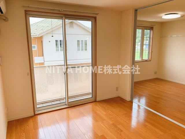 リジエール南屋敷Ⅰ・Ⅱの居間・リビング|明るいリビングです♪