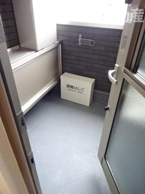 ヒルズ・コートのバルコニー|暖かな日差しのふりそそぐバルコニー