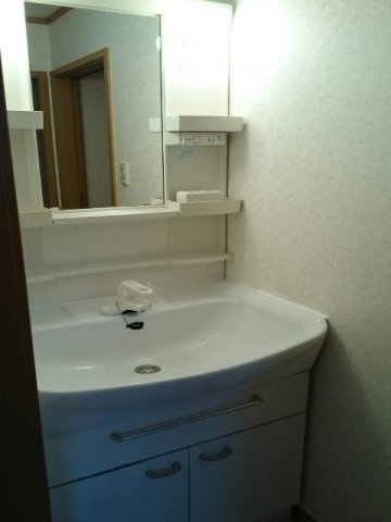 ヴィヴァーチェ　春日野　Ｃの洗面所|ゆったりとスペースのある洗面所