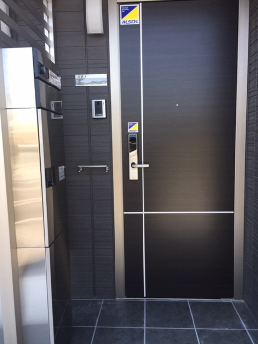 エレガンス三本木の玄関