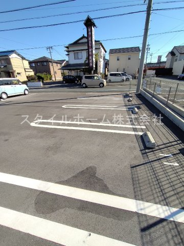 エレガンス三本木の駐車場