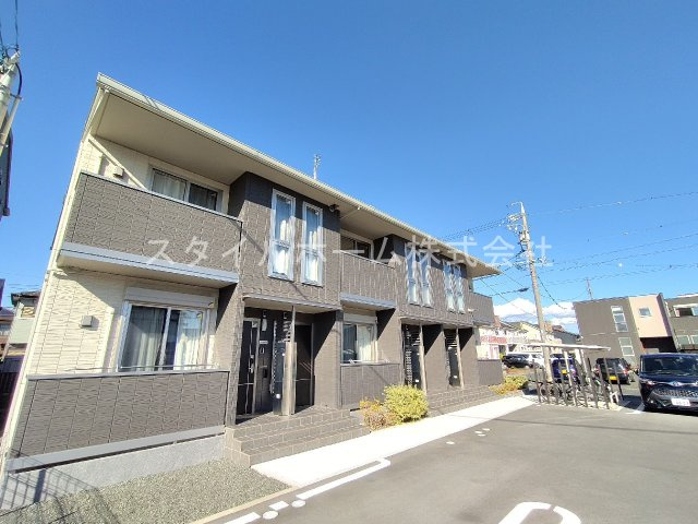 エレガンス三本木の外観