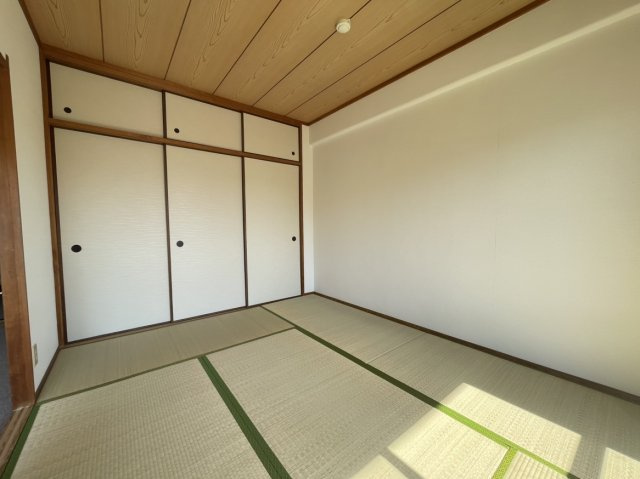 ヒューマンハイツ宇野ポートの和室|和室の様子です。畳表替、襖張替を実施しています。(2024年11月)