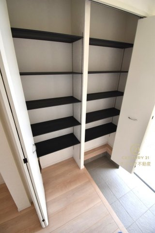 Cradlegarden　 ひたちなか市磯崎町　第3　2の玄関|たっぷり入る玄関収納です！扉の中は可動棚ですので、用途に合わせて高さを自由に変えることができます。