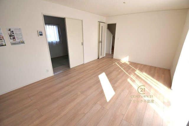 Cradlegarden　 ひたちなか市磯崎町　第3　2の居間・リビング|カーテンやラグの色、質感、選ぶ家具などでお部屋の雰囲気が変わります。お好みのインテリアを楽しみましょう♪白を基調とした内装ですので、あらゆるスタイルが馴染みます。