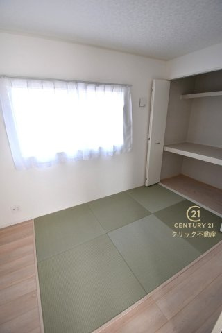 Cradlegarden　 ひたちなか市磯崎町　第3　2の和室|フチなし畳で洋室仕様の和室です。たっぷりの収納スペースは折戸でデザインしました。寒い季節にこたつを置くのもいいですね。