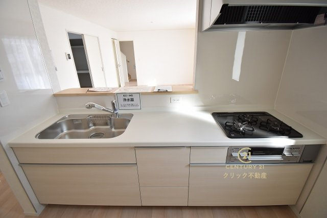 Cradlegarden　 ひたちなか市磯崎町　第3　2のキッチン|美しいシステムキッチンです。ワイドなカウンターと高い収納力で、家族で一緒に料理をするにも十分な広さ。お手入れしやすいので清潔を保つことができます。