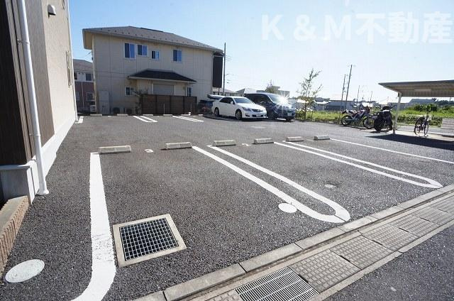 エレガント　ヒルの駐車場|車をお持ちの方に嬉しい駐車場付きの物件です