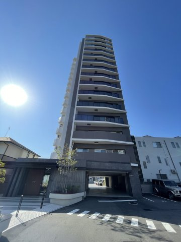 ポレスター東雲レジデンスの外観|L字型の敷地で、西側と内廊下を抜けた南側に2面ある駐車場。車種の高さを気にする必要がない全戸平面です