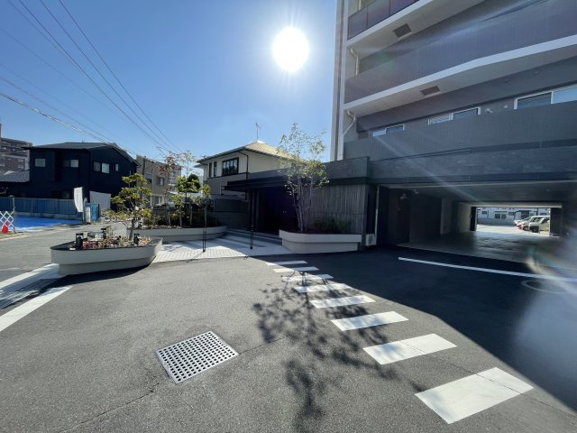 ポレスター東雲レジデンスの駐車場|国道2号線から北方向の脇道に入った立地。ピュアークック東雲店まで徒歩1分。生活利便施設充実の環境です